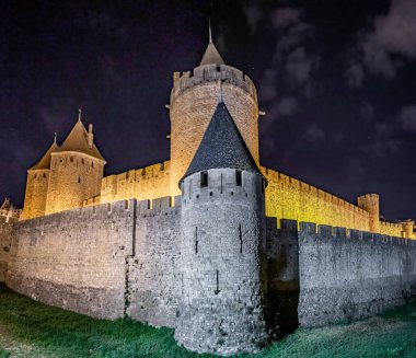 Fransa 'nın Occitania şehrinde Ortaçağ Şehir Carcassonne Olağanüstü Aydınlanmış Kalesi