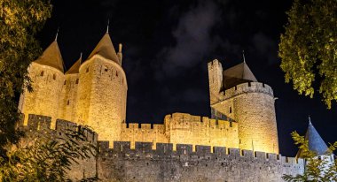 Fransa 'nın Occitania şehrinde Ortaçağ Şehir Carcassonne Olağanüstü Aydınlanmış Kalesi