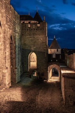 Fransa 'nın Occitania şehrinde Ortaçağ Şehir Carcassonne Olağanüstü Aydınlanmış Kalesi