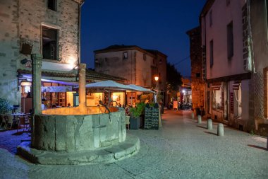 Fransa 'nın Occitania şehrinde, Ortaçağ Şehir Carcassonne Antik Kalesi' nde Aydınlatılmış Eskiler Binalarıyla Dar Sokak