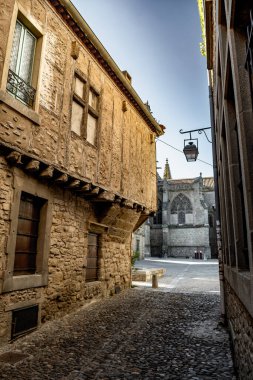 Fransa 'nın Occitania kentindeki Antik Ortaçağ Şehir Carcassonne Kalesi' ndeki Antik Binalarla Dar Sokak