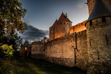 Fransa 'nın Occitania şehrinde Ortaçağ Şehir Carcassonne Olağanüstü Aydınlanmış Kalesi