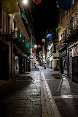 Occitania, Fransa 'da Aydınlanmış Şehir Carcassonne' da Terk Edilmiş Sokak