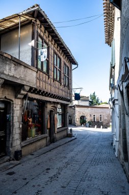 Fransa 'nın Occitania kentindeki Antik Ortaçağ Şehir Carcassonne Kalesi' ndeki Antik Binalarla Dar Sokak