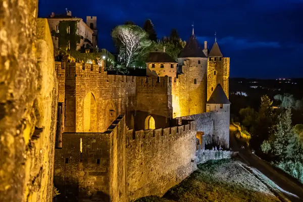 Fransa 'nın Occitania şehrinde Ortaçağ Şehir Carcassonne Olağanüstü Aydınlanmış Kalesi