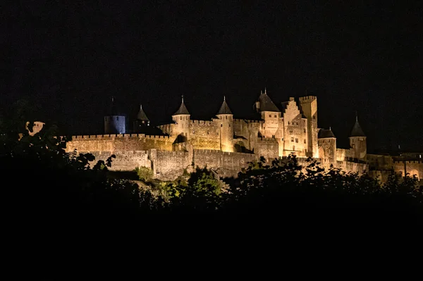 フランス オクシタニアの夜の中世都市カルカソンヌの壮大な照明古代要塞 — ストック写真