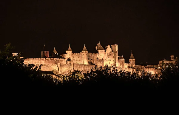 フランス オクシタニアの夜の中世都市カルカソンヌの壮大な照明古代要塞 — ストック写真