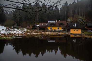 Avusturya 'daki Nehir Kampı ve Sisli Orman kıyısındaki Eski Ev