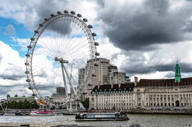 Londra 'daki Thames Nehri kıyısındaki Londra Zindanı ve Akvaryumu' nun altındaki Büyük Dönen Tekerlek Londra Gözü