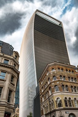 Londra, UNITED KINGDOM - 29.Ağustos 2023: 20 Fenchurch Tower (Walkie Talkie) Londra, İngiltere 'deki eski binaların karşısındaki en üst düzey Gökyüzü Bahçesi