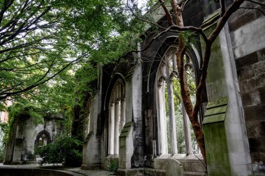 Doğu 'daki St. Dunstan, terk edilmiş ve çürümüş kilise harabesi Londra, İngiltere' deki kilisenin bahçesindeki huzur dolu bahçeyle.