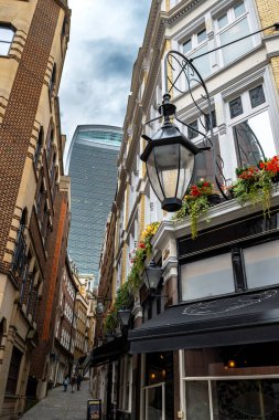 Eski Pub ve Manzaralı Dar Sokak Londra 'nın finans bölgesinde 20 Fenchurch Kulesi' ne (telsiz)