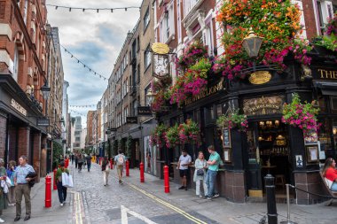 Londra, UNITED KINGDOM - 29.Ağustos 2023: Londra 'daki Covent Garden' da Sokak Hayatı ve Restoranlar