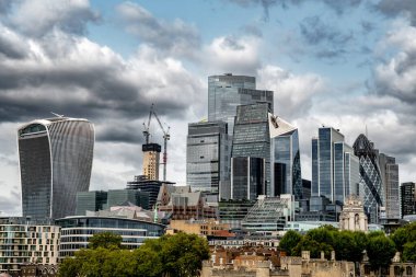 Londra 'nın merkezindeki Londra Kulesi' nin arkasındaki Modern Ofis Gökdeleni ile Finans Bölgesi 'nin Skyline' ı