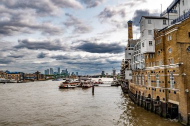 Thames Nehri, İngiltere, Londra 'daki Tower Bridge' den Butler 's Wharf' ın altındaki tekne ve rıhtımlarla doludur.