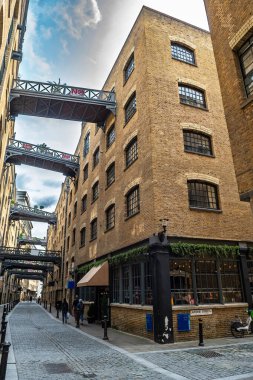 Shad Thames Binaları ve Şatafatlı Apartmanlar Londra 'daki Cobblestone Sokağı yakınlarındaki Tower Bridge, İngiltere
