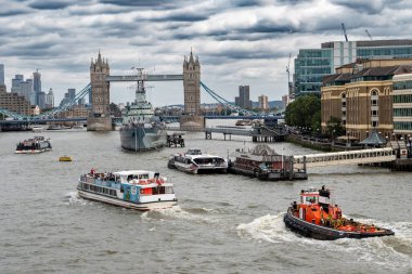 Thames Nehri üzerinde Tower Köprüsü ve savaş gemisi Belfast Londra 'nın önünde modern gökdelenleri ile gökdelenler var.