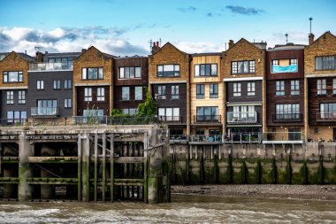 Londra, İngiltere 'de Thames nehrinin kenarındaki Dar Evler ve Apartmanlar