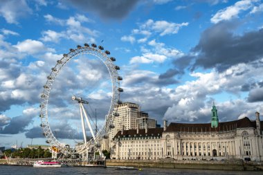 Londra 'daki Thames Nehri kıyısındaki Londra Zindanı ve Akvaryumu' nun altındaki Büyük Dönen Tekerlek Londra Gözü