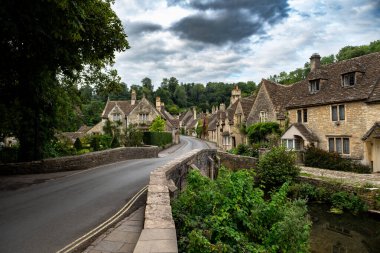 İngiltere, Wiltshire 'da Cotswold bölgesinde bulunan Picturesque Village Castle Combe