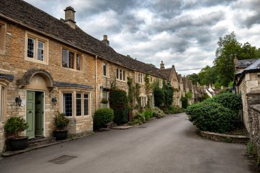 İngiltere, Wiltshire 'da Cotswold bölgesinde bulunan Picturesque Village Castle Combe