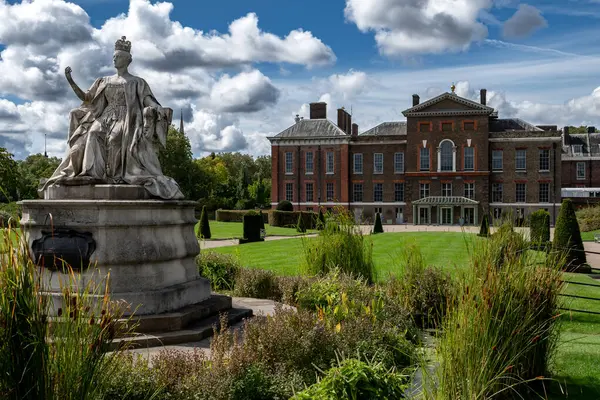 stock image London, UNITED KINGDOM - 28.August 2023: Kensington Palace and Statue of Queen Victoria