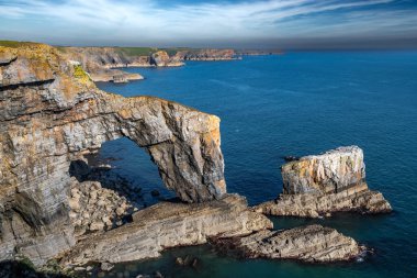 Pembrokeshire, İngiltere 'de Galler' in Atlantik Sahili 'ndeki Kaya oluşumu Yeşil Köprü