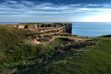 İngiltere 'nin Pembrokeshire kentindeki Yeşil Köprü' nün yakınından Galler 'in Atlantik Kıyısı