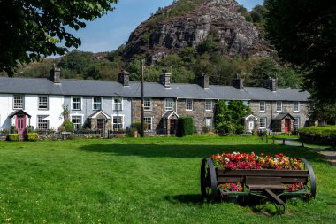 Gwynedd, Galler 'deki Snowdonia Ulusal Parkı' ndaki Beddgelert şehrindeki Taş Kulübeler