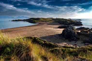 Kuzey Galler 'in Atlantik kıyısındaki Newborough Plajında Ynys Llanddwyn Adası