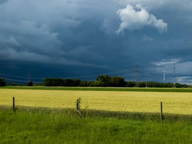 Avusturya 'da Gök Gürültüsü Önündeki Tarım Alanı ve Enerji Sütunları