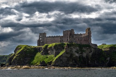 Doğu Lothian 'daki Tantallon Şatosu İskoçya' nın Kuzey Berwick yakınlarındaki Atlantik Sahili 'nde