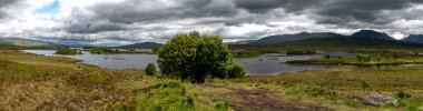 İskoçya, İngiltere 'deki Glencoe yakınlarındaki Rannoch Moor' da bulunan Lake Loch Ba Gölü 'nün muhteşem manzarası.