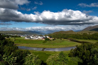İskoçya 'nın Atlantik kıyısındaki Skye Adası' ndaki Kyleakin Köprüsü 'nün yanında.