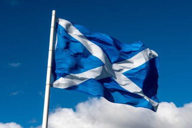 İskoçya Bayrağı (Saltire veya St. Andrew Haçı) Mavi Gök ve Bulutların Önündeki Rüzgarda Dalgalanan Kanatçıklar