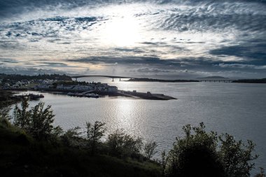 İskoçya 'daki Skye Adası' nın Atlantik kıyısındaki Skye Köprüsü 'nün önündeki Kyleakin köyünün limanı ve evleri.