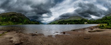 Lochaber, İngiltere 'deki Glenfinnan Adaları' na giden yolda bulunan Gölü Gölündeki Sandy Sahili Shiel Anıtı