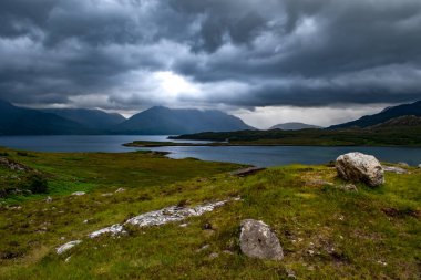 Dağlı Resimli Manzara Alligin ve Beinn Eighe yakınlarındaki Shieldaig köyünde İskoçya 'daki Shieldaig Gölü' nün Atlantik kıyısında