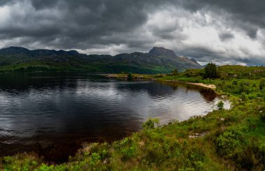 Talladale yakınlarındaki Lake Maree Gölü 'nün üzerinden İskoçya' nın dağlık bölgelerindeki Slioch Dağı 'na bak.
