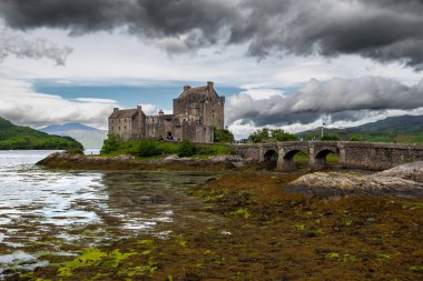 Eilean Donan Şatosu İskoçya 'daki Loch Duich Gölü' nde.