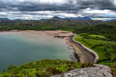 İskoçya 'nın İskoçya kıyısındaki Gruinard Körfezi ve Sahili manzaralı kırsal alan.