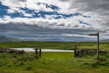 İngiltere 'nin İskoçya kenti yakınlarındaki Croispol Gölü' nde Sinyal direği ve yürüyüş parkuruna sahip kırsal manzara.