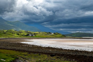 İskoçya 'nın Atlantik kıyısındaki Kyle of Durness' da küçük kır evi ve dağları olan kırsal alan.