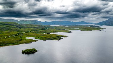 İskoçya, İngiltere 'deki Talladale yakınlarındaki Maree Gölü' ndeki dağlık arazinin hava görüntüsü.