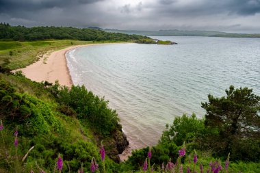 İskoçya 'nın Atlantik kıyısındaki Gairloch köyündeki Gairloch Plajı, İngiltere