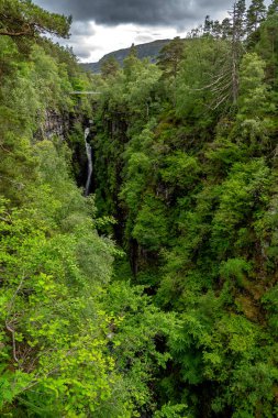 İskoçya, İngiltere 'deki Ulusal Doğa Rezervindeki Corrieshalloch Geçidi üzerindeki asma köprü.