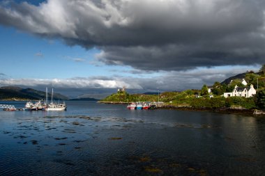İngiltere 'nin İskoçya' daki Skye Adası 'nın Atlantik kıyısındaki Kyleakin köyündeki Şato Yıkıntısı