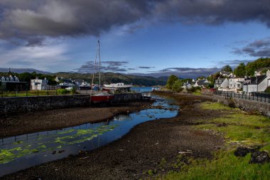 İngiltere, İskoçya 'daki Skye Adası' nın Atlantik kıyısındaki Kyleakin Köyü Limanı.