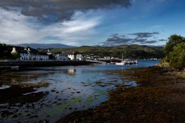 İngiltere, İskoçya 'daki Skye Adası' nın Atlantik kıyısındaki Kyleakin Köyü Limanı.