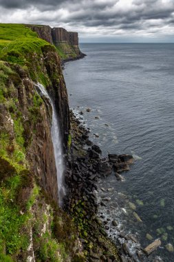 İskoçya, İngiltere 'deki Skye Adası' ndaki Görkemli Kilt Rock Şelalesi